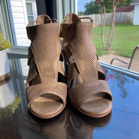 Gently Used Soda Block Heel- Size 6.5 - Picture 2 of 7